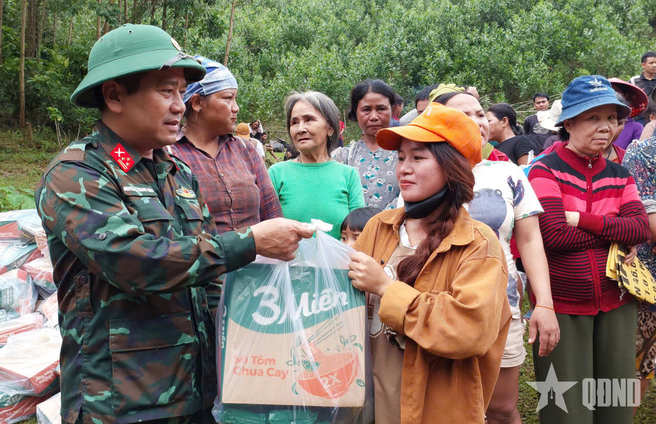 Bộ đội nỗ lực giúp dân vùng lũ Đà Nẵng từng bước ổn định đời sống