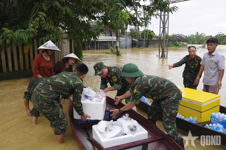 Nhiều hoạt động nghĩa tình với bà con vùng lũ Đà Nẵng 
