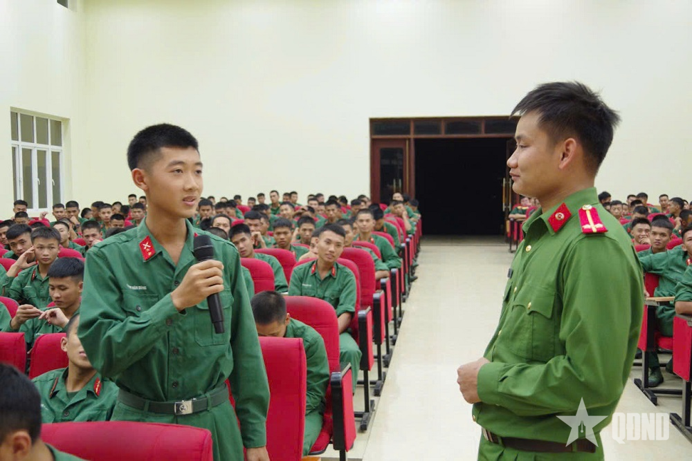 Sư đoàn 325 phối hợp với công an địa phương tuyên truyền pháp luật