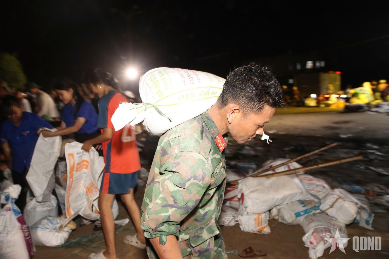 Quân dân sát cánh giữ kè An Lương