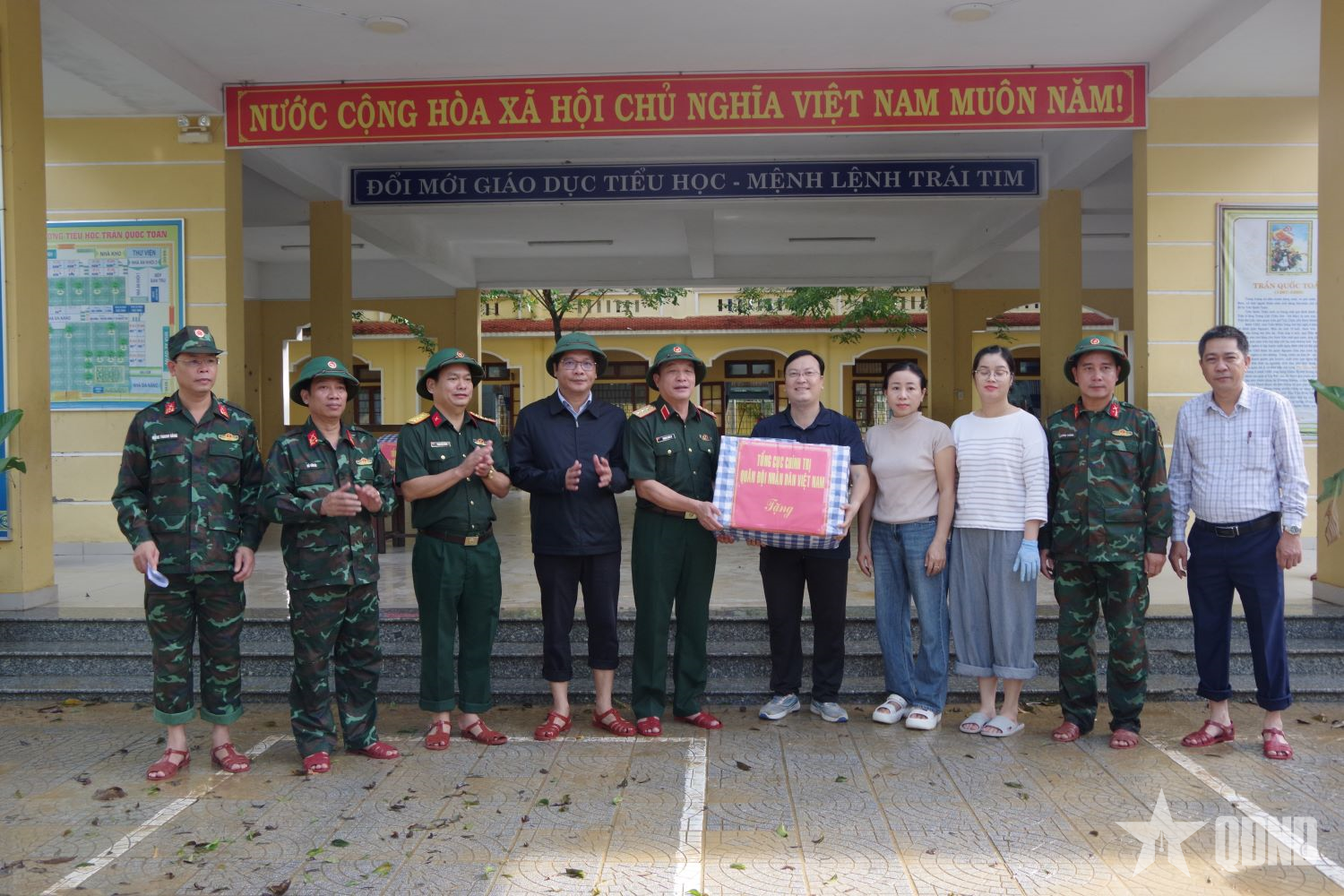 Thượng tướng Trương Thiên Tô tặng quà, động viên nhân dân vùng lũ thành phố Huế