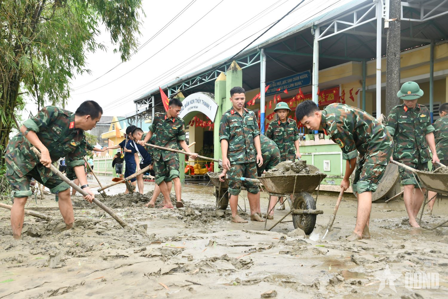 Bộ đội nỗ lực đưa học sinh trở lại trường