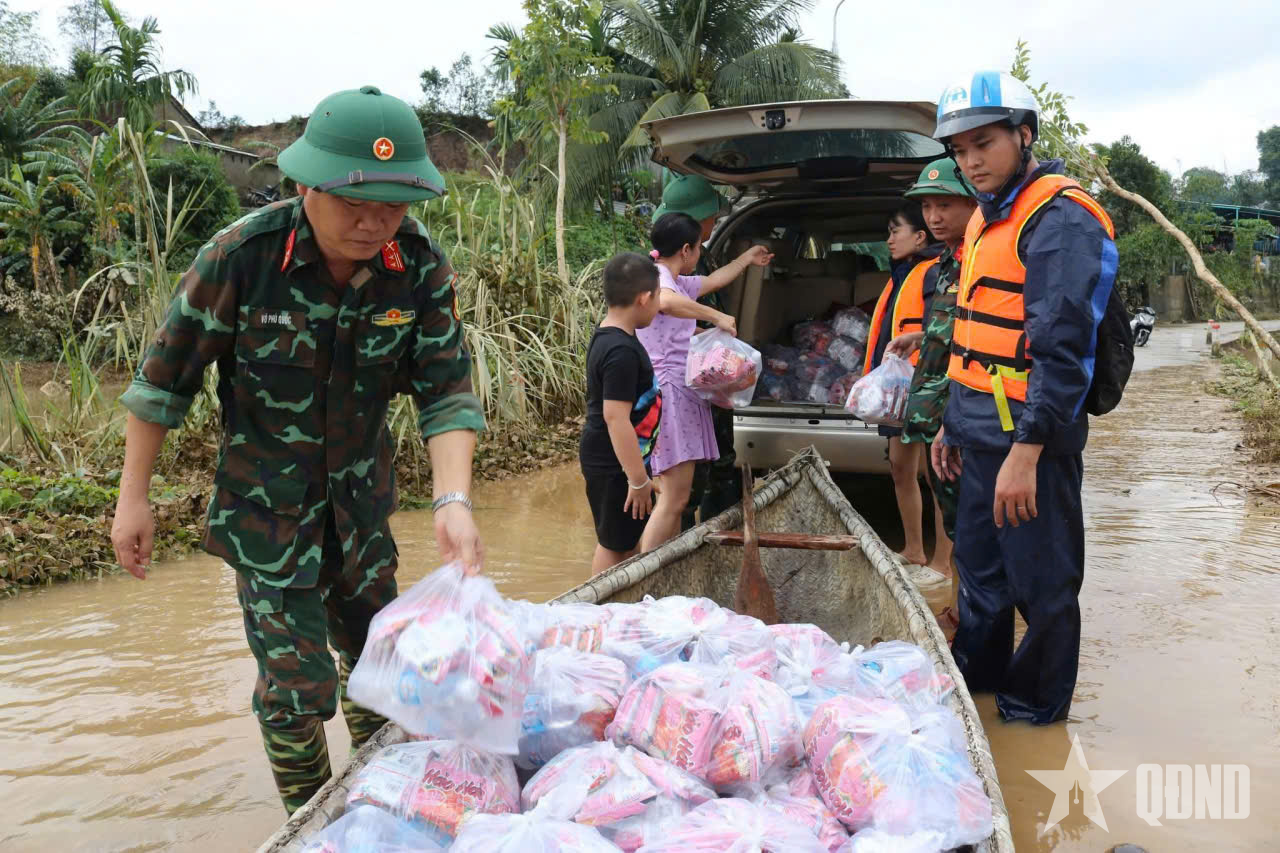Cục Hậu cần-Kỹ thuật Quân khu 5 chủ động giúp dân khắc phục hậu quả mưa lũ