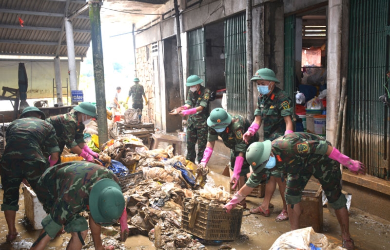 Hối hả, miệt mài dọn lũ