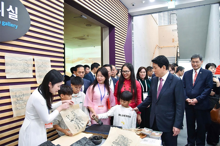 Chủ tịch nước Lương Cường gặp gỡ cán bộ Cơ quan đại diện và cộng đồng người Việt Nam tại Đông Nam Hàn Quốc