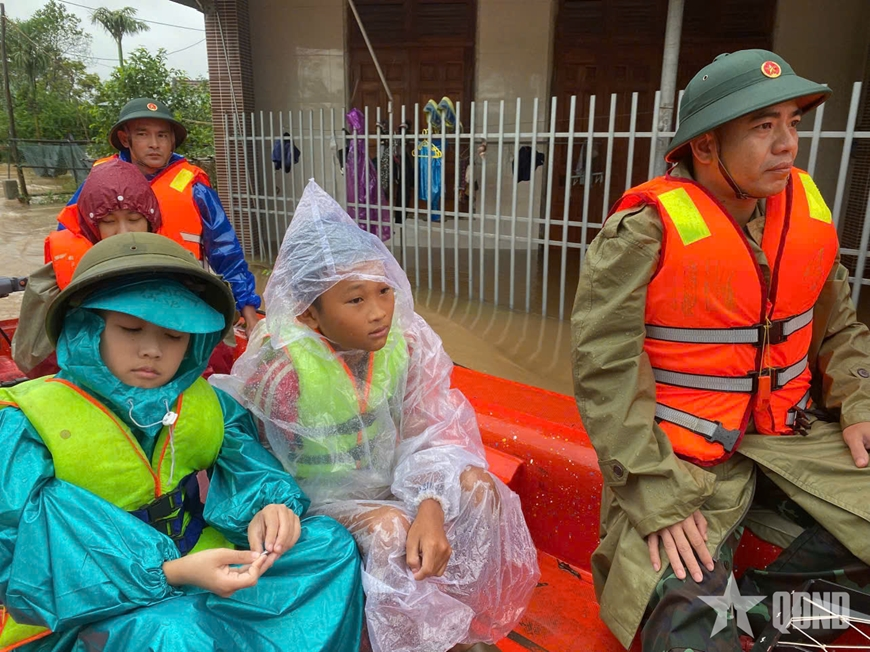 Hà Tĩnh: Lũ dâng, gần 4.000 hộ xã Cẩm Duệ bị cô lập