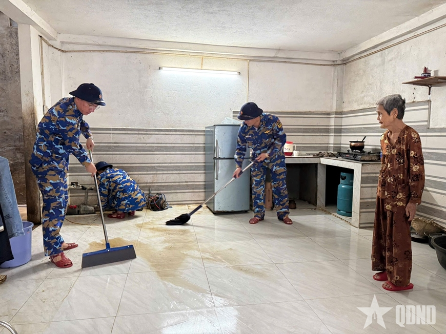 Lữ đoàn 680 (Vùng 3 Hải quân) chung tay giúp nhân dân Đà Nẵng dọn lũ