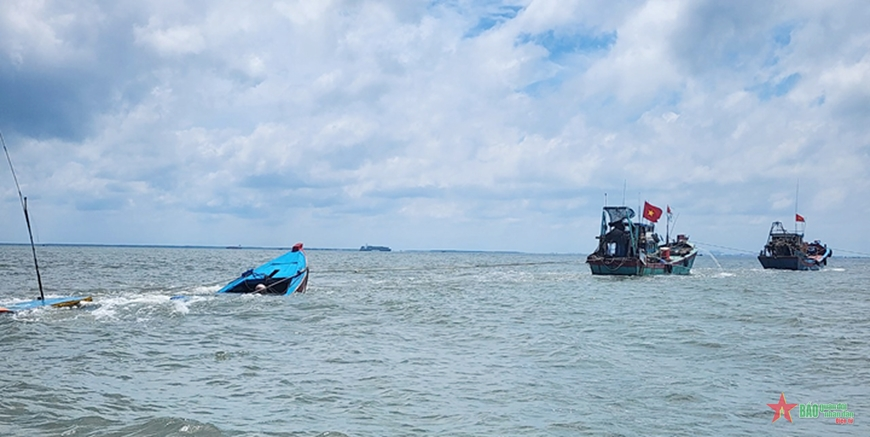 Kịp thời ứng cứu 11 thuyền viên gặp nạn trên vùng biển Vũng Tàu