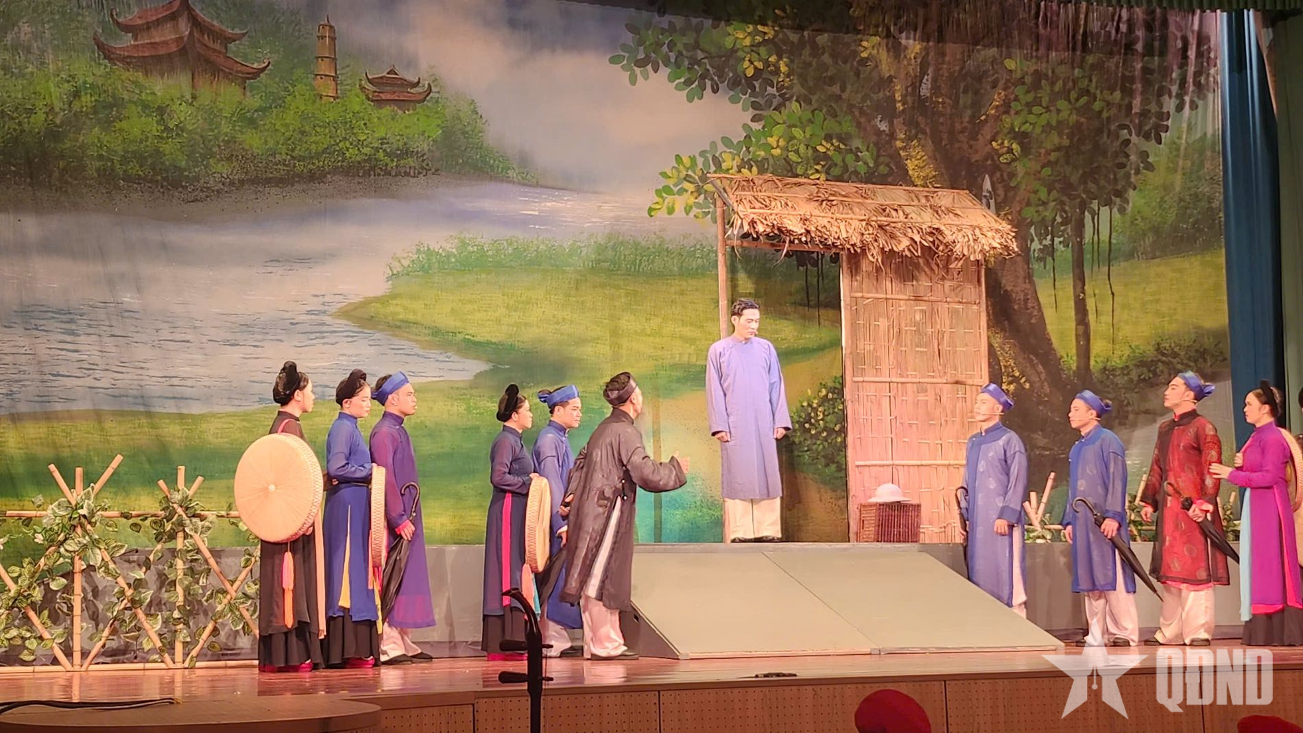 Khán giả ngồi kín lối đi xem nghệ sĩ Quân đội diễn chèo