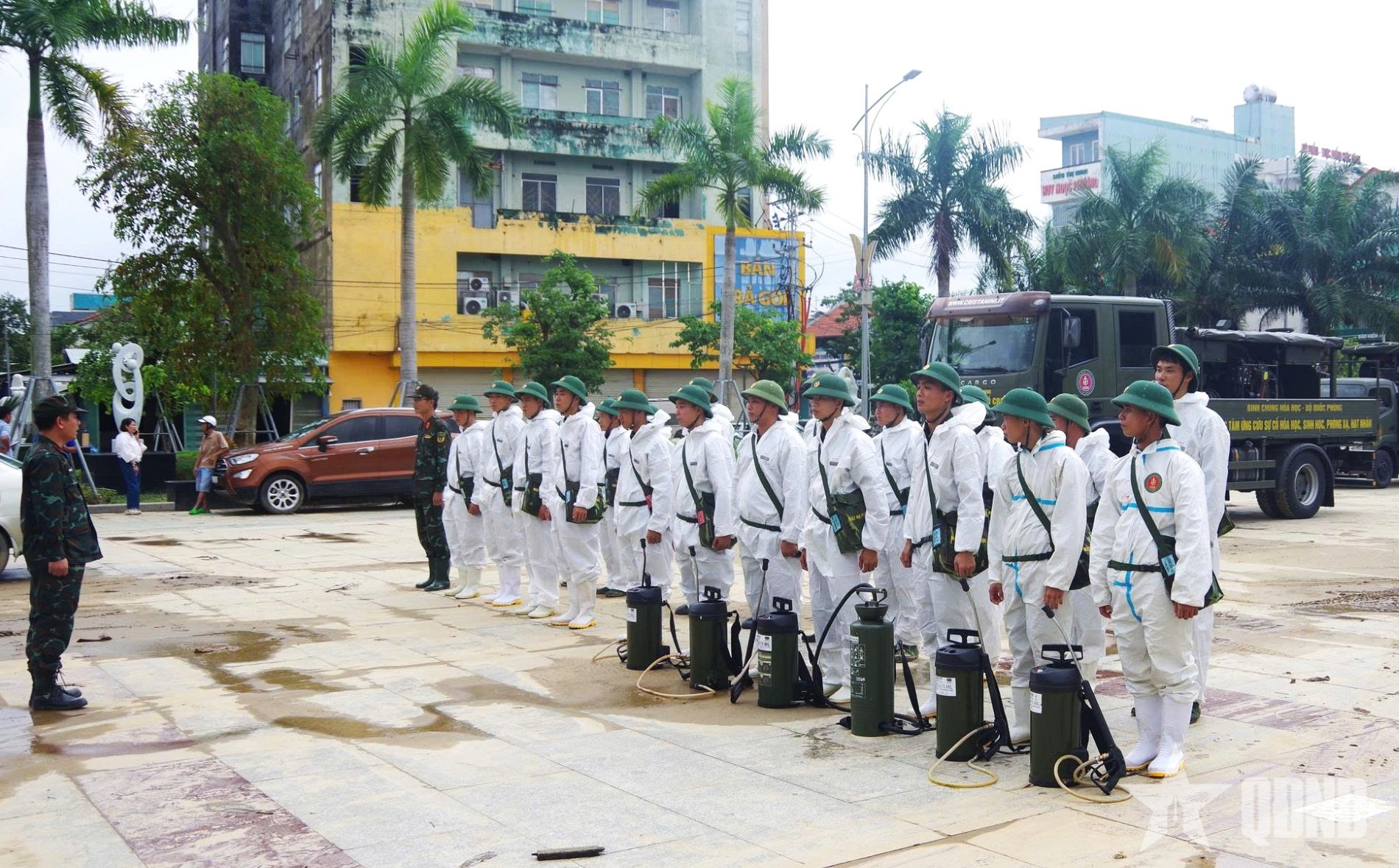 Bộ đội Hóa học miền Trung tiêu tẩy, khử độc vùng lũ Đà Nẵng