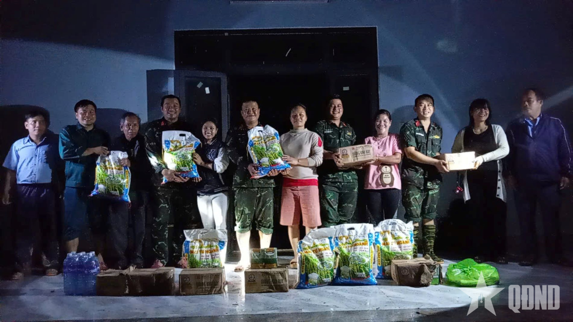 Bà con Tơ Pơ cảm ơn Bộ đội Cụ Hồ nhiều lắm!