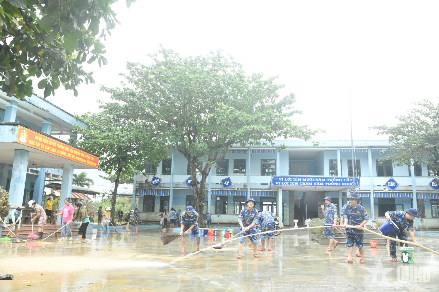 Trung đoàn 351 (Vùng 3 Hải quân): Bộ đội dọn sân chơi, lau bàn ghế, sửa thiết bị giúp các trường