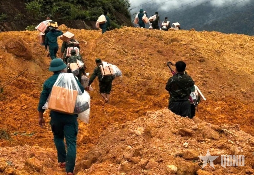 Băng đèo, vượt thác tiếp tế bà con vùng sạt lở