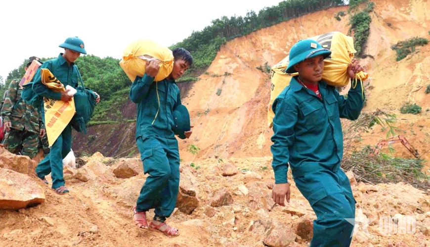 Băng đèo, vượt thác tiếp tế bà con vùng sạt lở