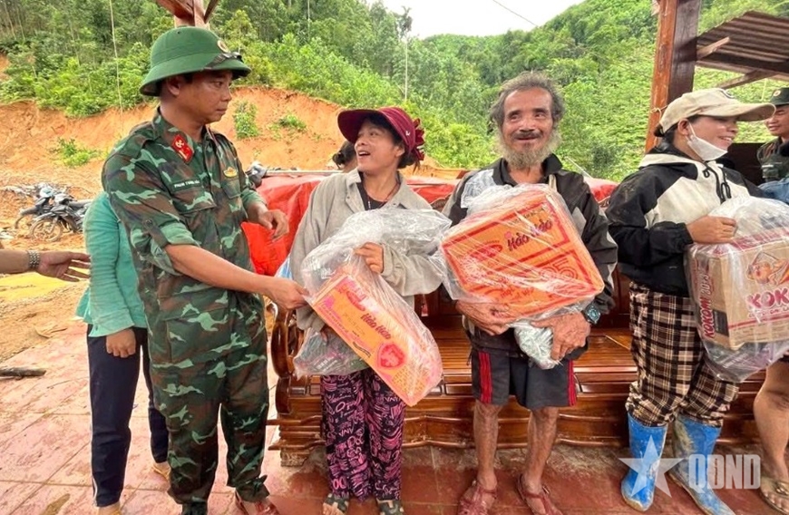 Băng đèo, vượt thác tiếp tế bà con vùng sạt lở