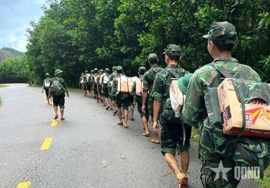 Băng đèo, vượt thác tiếp tế bà con vùng sạt lở