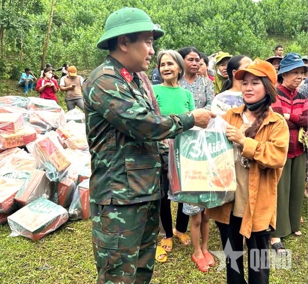 Băng đèo, vượt thác tiếp tế bà con vùng sạt lở