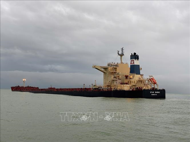 Nỗ lực ứng cứu tàu hàng mắc cạn tại vùng biển Dung Quất