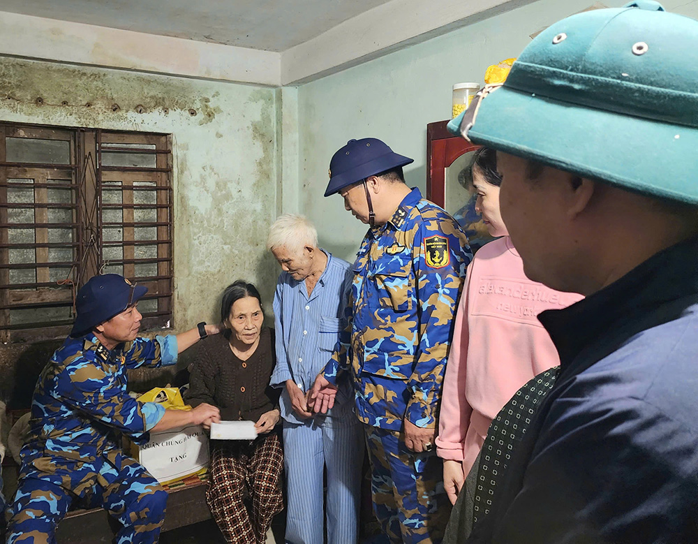 Vùng 3 Hải quân hỗ trợ nhân dân TP Đà Nẵng và TP Huế khắc phục hậu quả sau mưa lũ