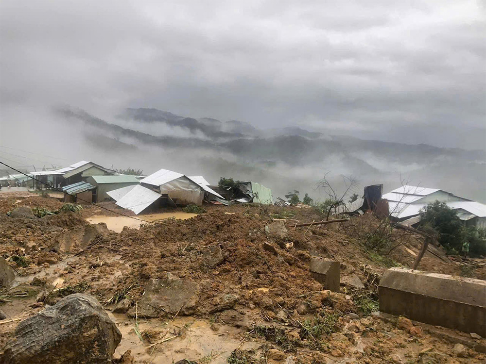 Đà Nẵng tiếp tục sạt lở vùi lấp 6 căn nhà và 1 người dân