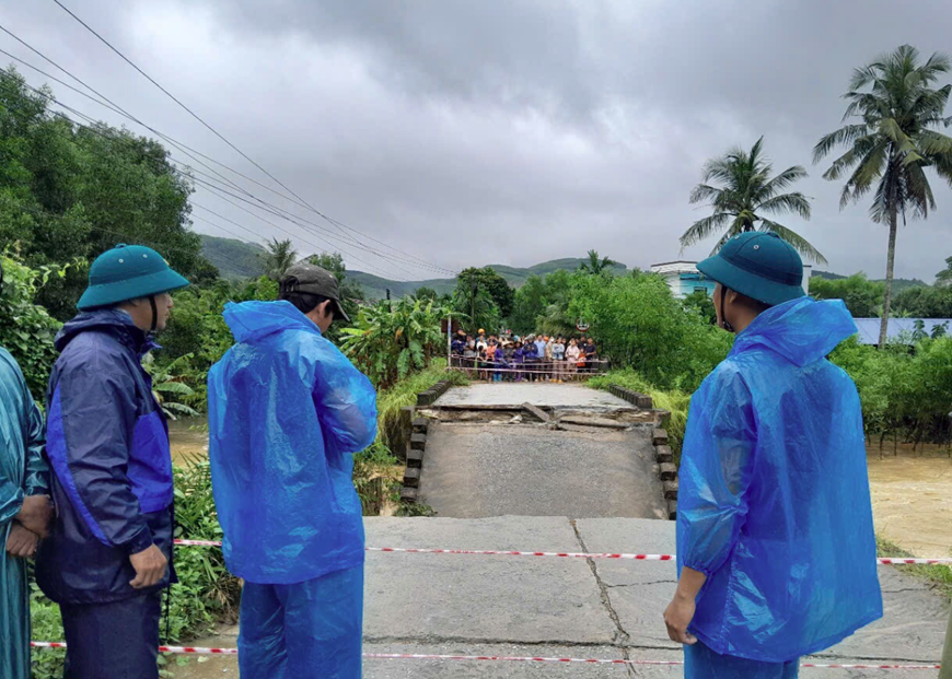 Sập cầu tại Quảng Ngãi, chia cắt 270 hộ dân