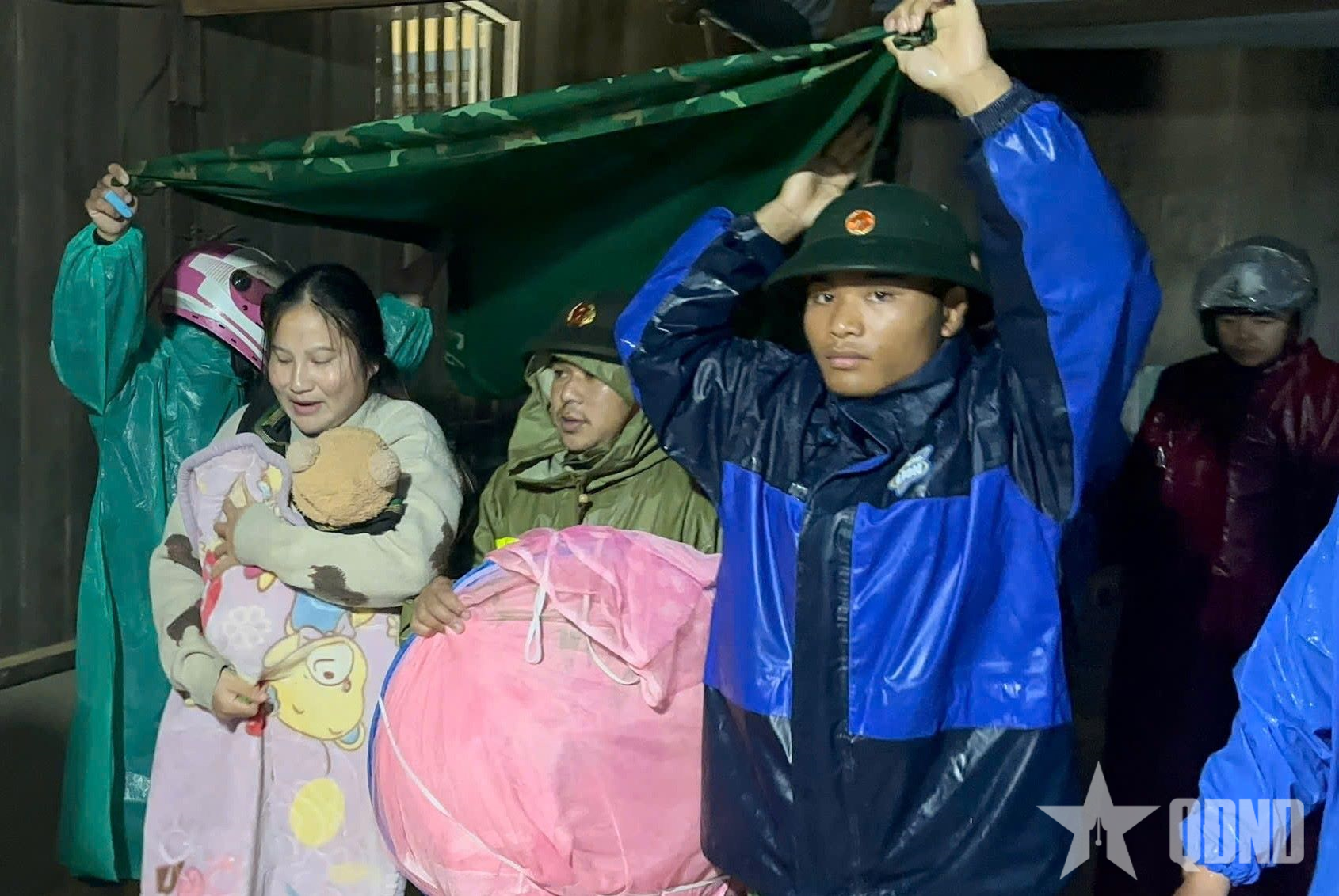 Di dời hơn 30 hộ dân có nguy cơ sạt lở đến nơi an toàn