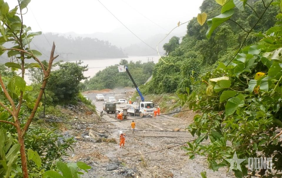 Gần 99% khách hàng miền Trung đã có điện trở lại sau lũ