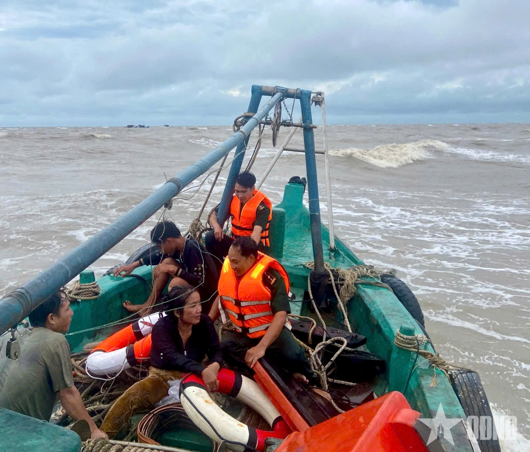 Cà Mau: Đồn Biên phòng Khánh Hội kịp thời cứu 2 thuyền viên bị chìm tàu trên biển