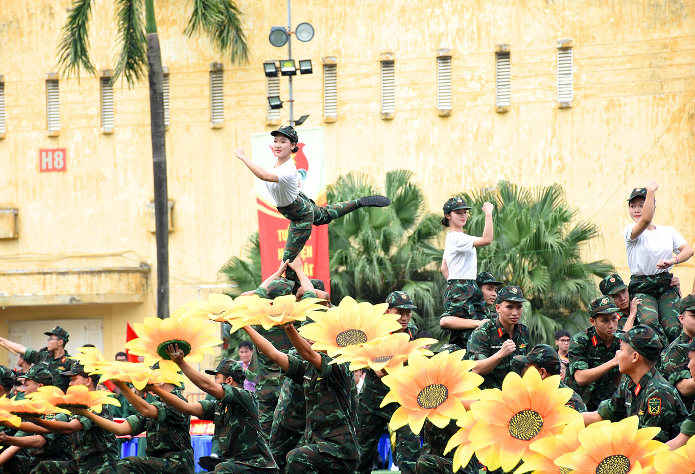 Vui trong vũ điệu quân nhân