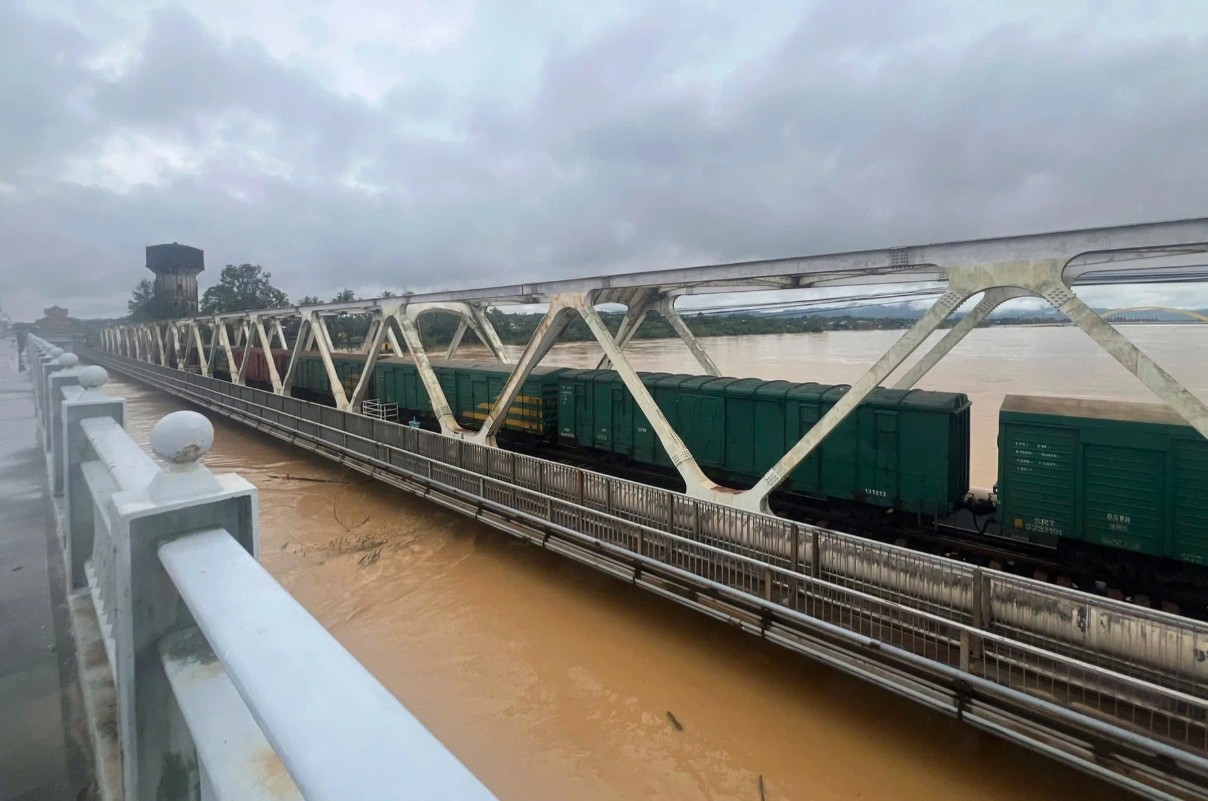 Huế: Điều 25 toa xe chở đá ngăn lũ cuốn cầu đường sắt