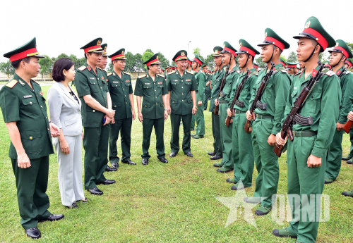 Đẩy mạnh học tập và làm theo Bác, xây dựng lực lượng vũ trang Quân khu 1 vững mạnh