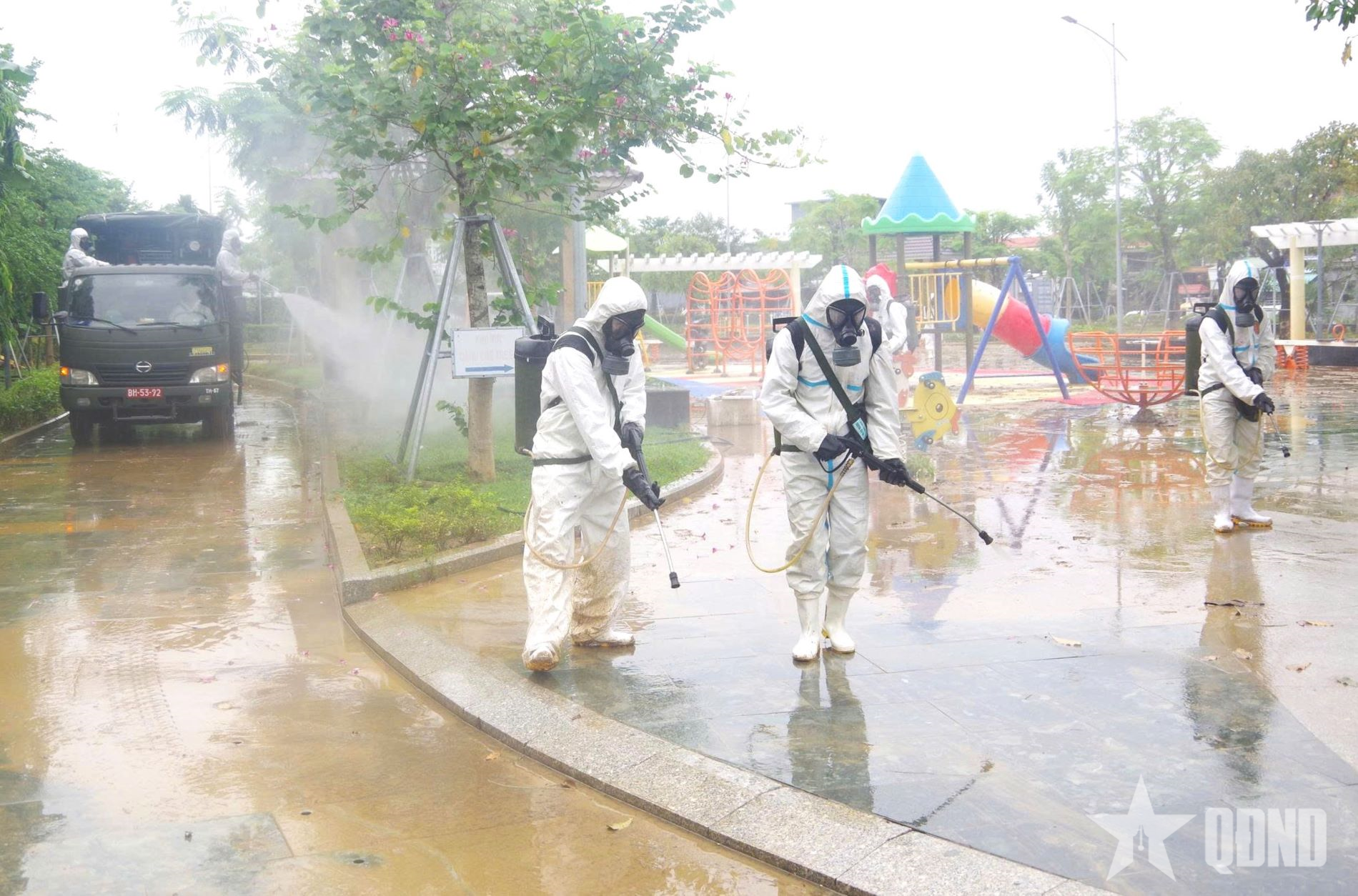 Bộ đội Hóa học giúp vùng lũ Đà Nẵng phòng ngừa dịch bệnh