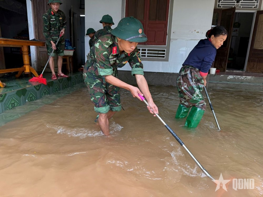 Trung đoàn 841 (Bộ CHQS tỉnh Hà Tĩnh) giúp dân khắc phục hậu quả lũ lụt