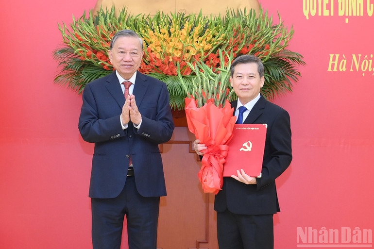 Tổng Bí thư Tô Lâm trao quyết định bổ nhiệm Đại tướng Trịnh Văn Quyết giữ chức Trưởng ban Tuyên giáo và Dân vận Trung ương