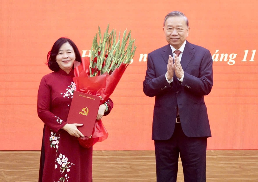 Đồng chí Bùi Thị Minh Hoài giữ chức Bí thư Đảng ủy Mặt trận Tổ quốc, các đoàn thể Trung ương