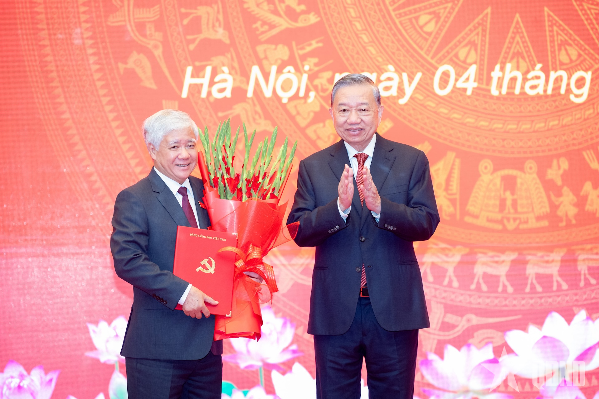 Tổng Bí thư Tô Lâm trao quyết định điều động đồng chí Đỗ Văn Chiến giữ chức Phó bí thư Thường trực Đảng ủy Quốc hội