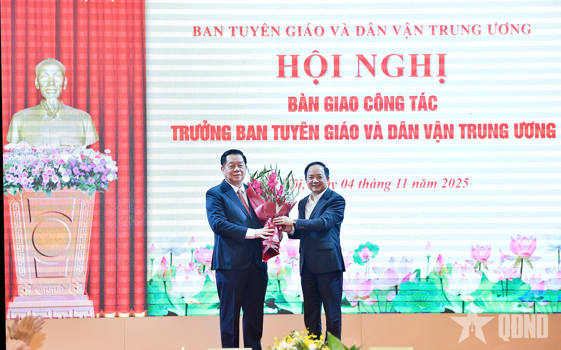 Đại tướng Nguyễn Trọng Nghĩa và Đại tướng Trịnh Văn Quyết bàn giao công tác Trưởng ban Tuyên giáo và Dân vận Trung ương
