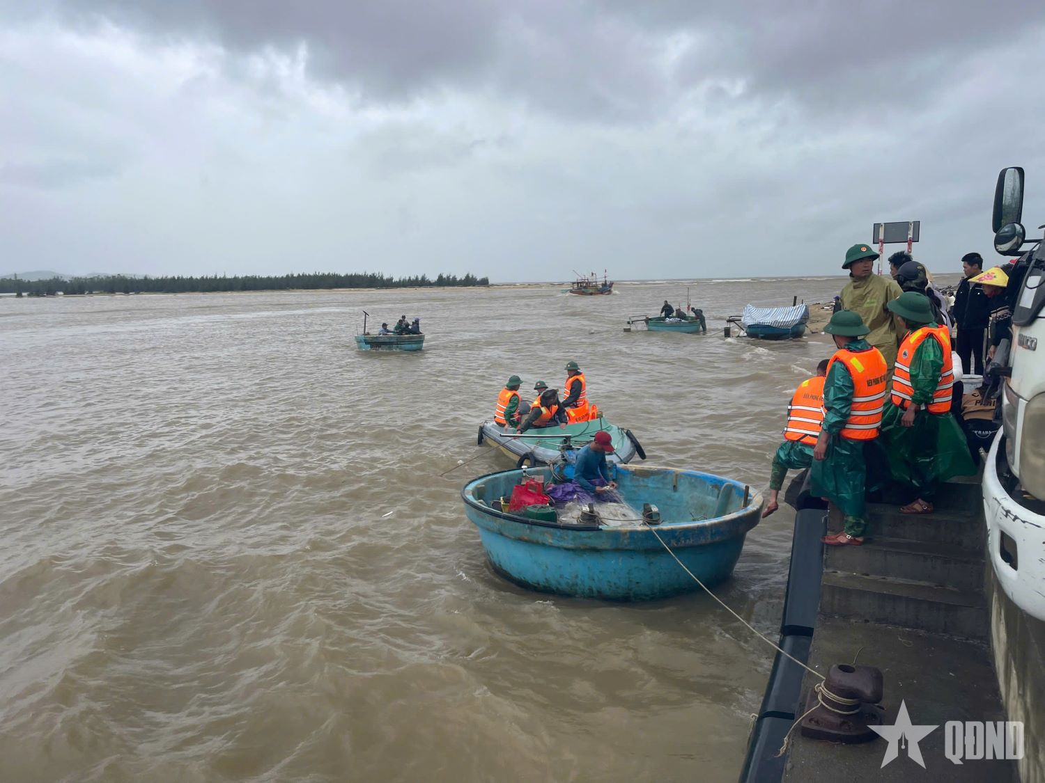 Quảng Trị: Phối hợp tìm kiếm một ngư dân bị mất tích do chìm thuyền