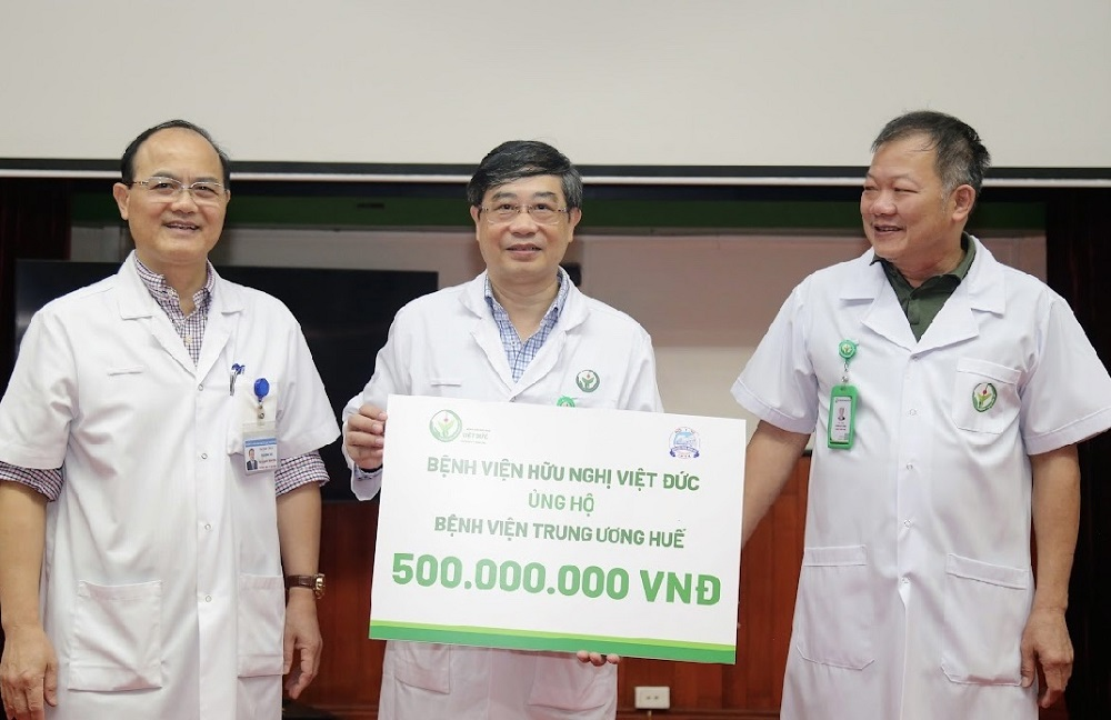 Bệnh viện Hữu nghị Việt Đức quyên góp ủng hộ đồng bào và đồng nghiệp miền Trung 
