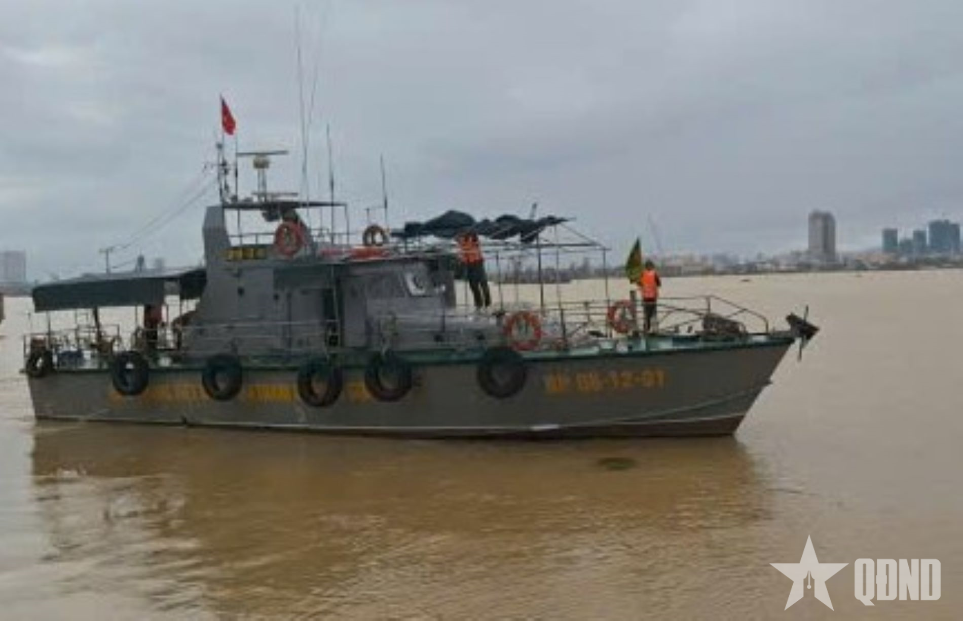 Tàu Hải đội Biên phòng 2 (Sơn Trà) đưa bệnh nhân vào bờ cấp cứu