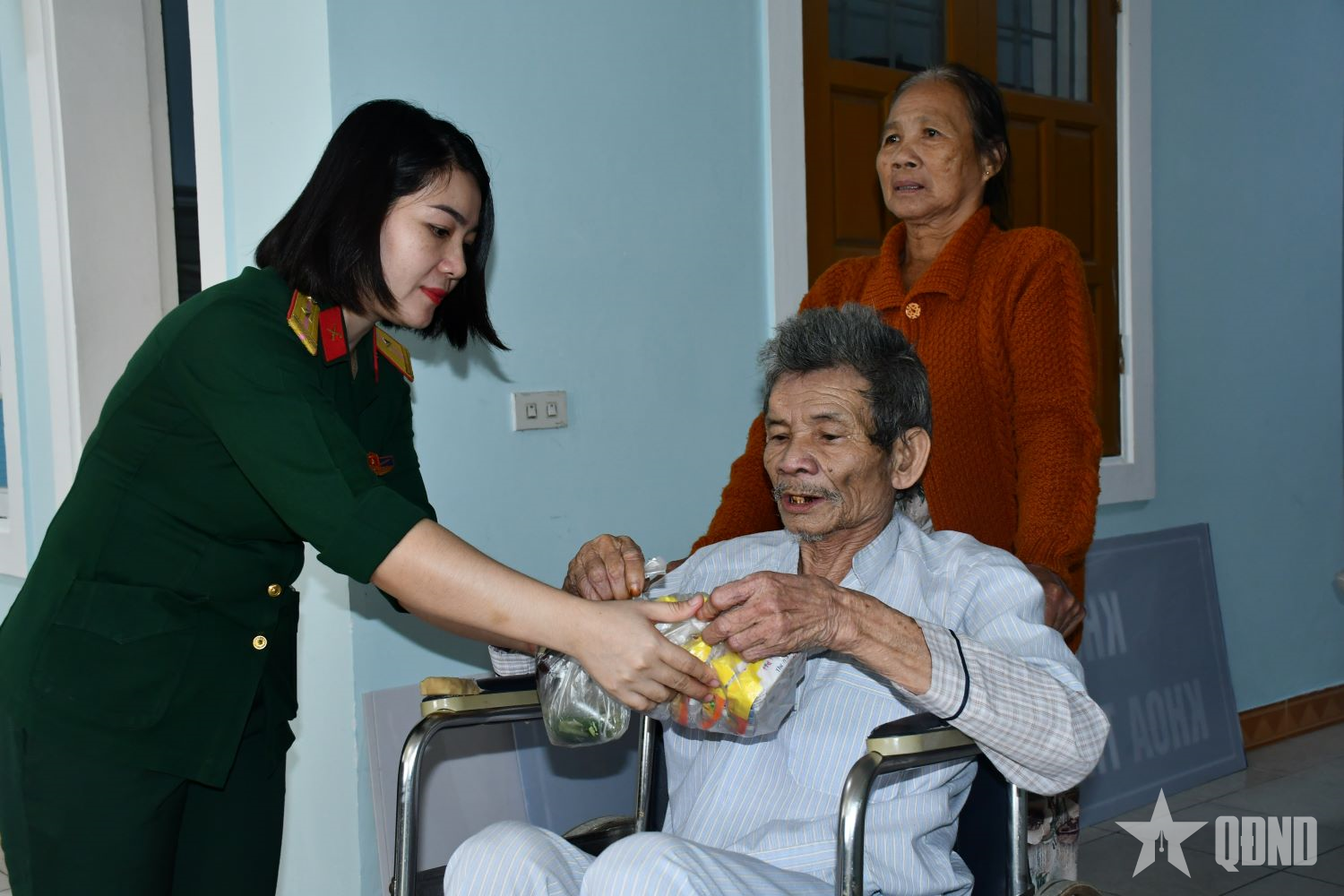 Bộ đội tặng suất ăn cho bệnh nhân, sửa xe miễn phí cho sinh viên vùng lũ