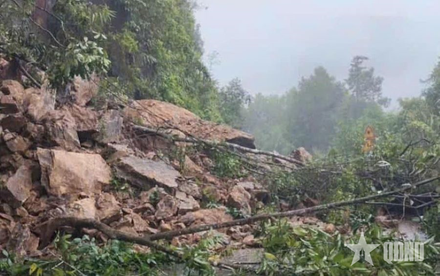 TP Huế: Mưa lũ gây sạt lở nghiêm trọng đèo Pake