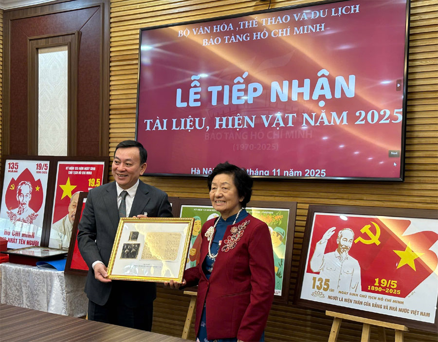 Tiếp nhận tài liệu, ảnh và tranh về Chủ tịch Hồ Chí Minh