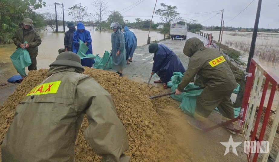 Công an TP Huế: Khẩn trương giúp dân khắc phục hậu quả bão lũ và sẵn sàng ứng phó với bão số 13