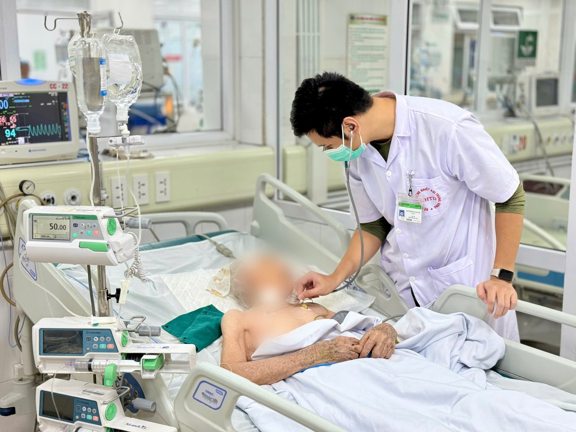 Cảnh báo tình trạng gia tăng người cao tuổi bị viêm phổi mùa lạnh