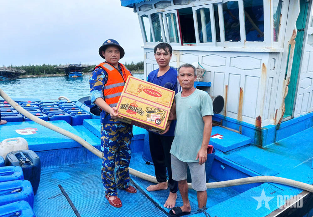 Các trung tâm dịch vụ hậu cần-kỹ thuật tại Trường Sa giúp ngư dân tránh bão