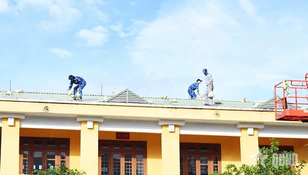 Hải đoàn 32 tuyên truyền, hướng dẫn ngư dân ứng phó bão số 13