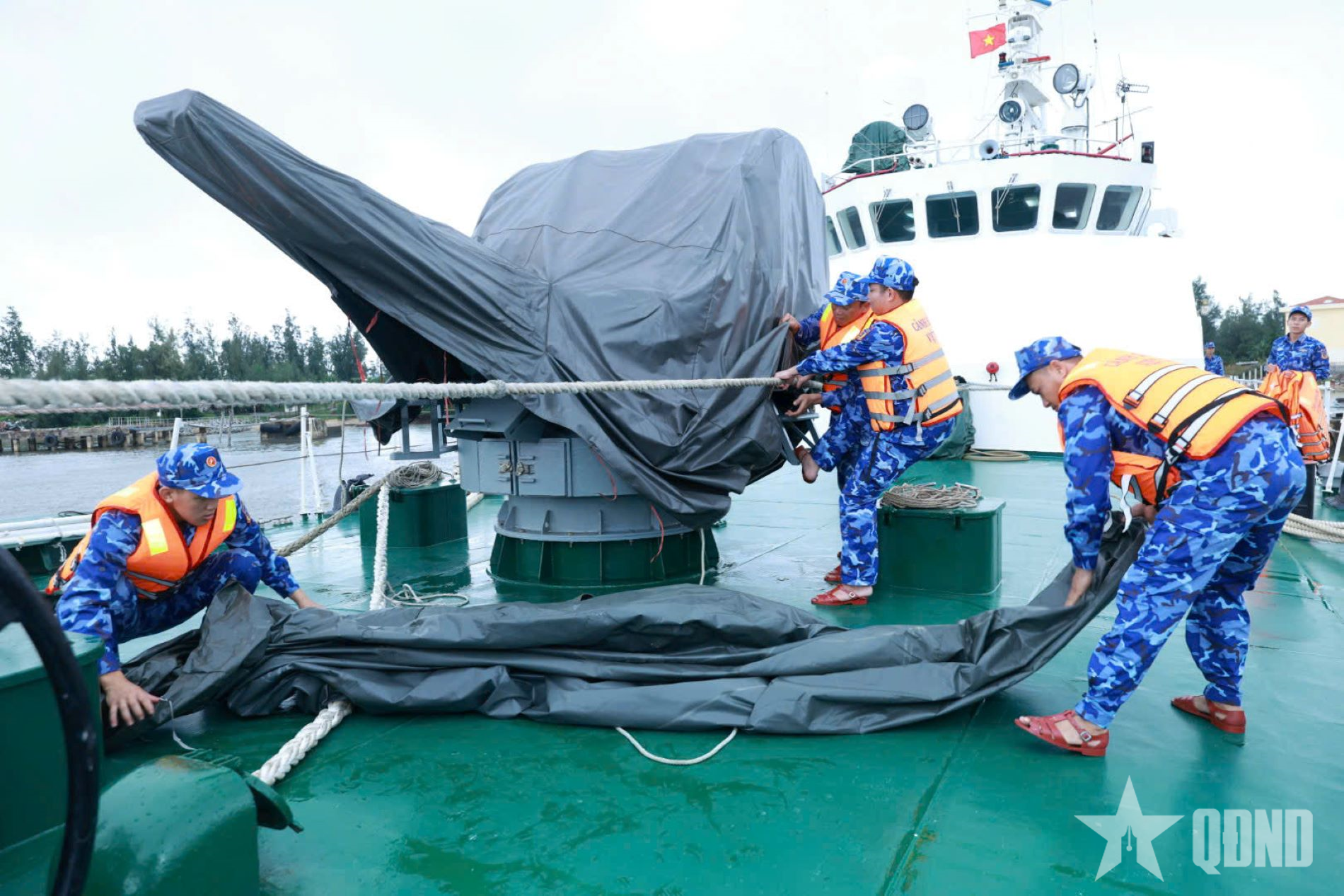 Vùng Cảnh sát biển 2 sẵn sàng ứng phó với diễn biến phức tạp của bão số 13