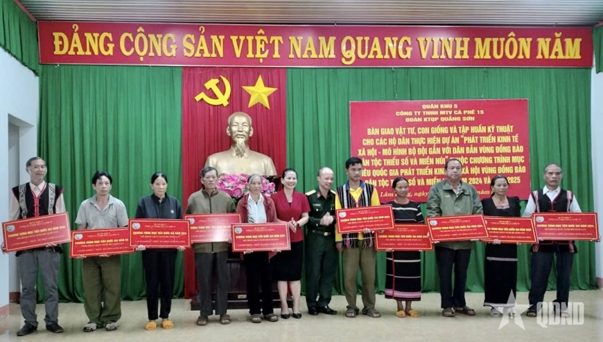 Công ty TNHH MTV Cà phê 15 trao con giống tặng hộ nghèo của tỉnh Lâm Đồng