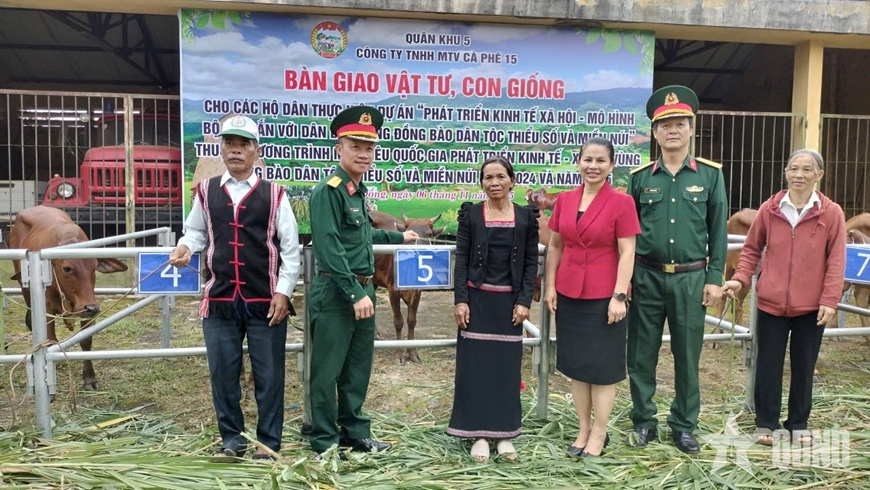 Công ty TNHH MTV Cà phê 15 trao con giống tặng hộ nghèo của tỉnh Lâm Đồng